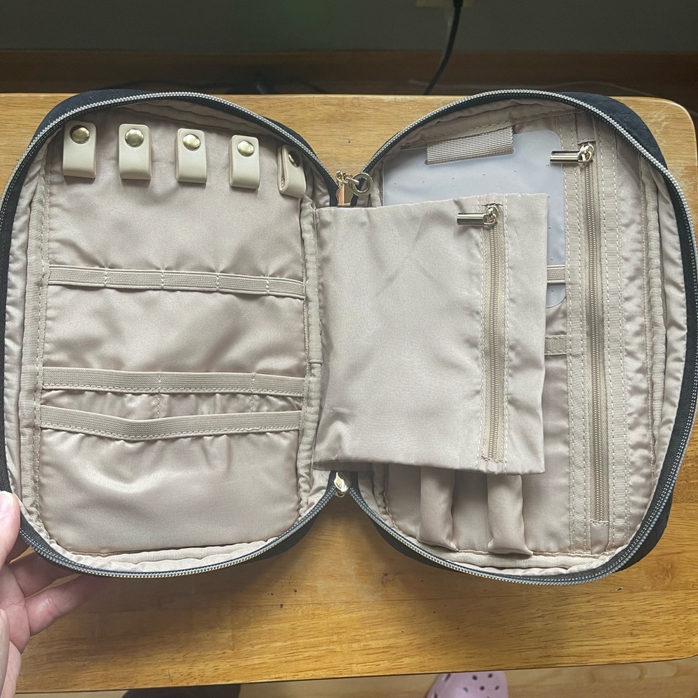 Travel jewelry case